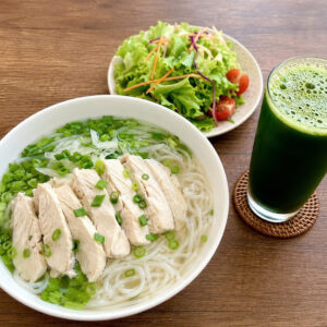 Combo 1 : Phở ức gà + Salad rau củ + Nước rau má nguyên chất